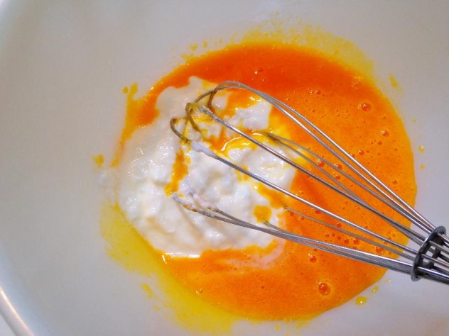 卵を黄身と白身に分け、混ぜた黄身の中にヨーグルトを入れて混ぜ合わせます。
