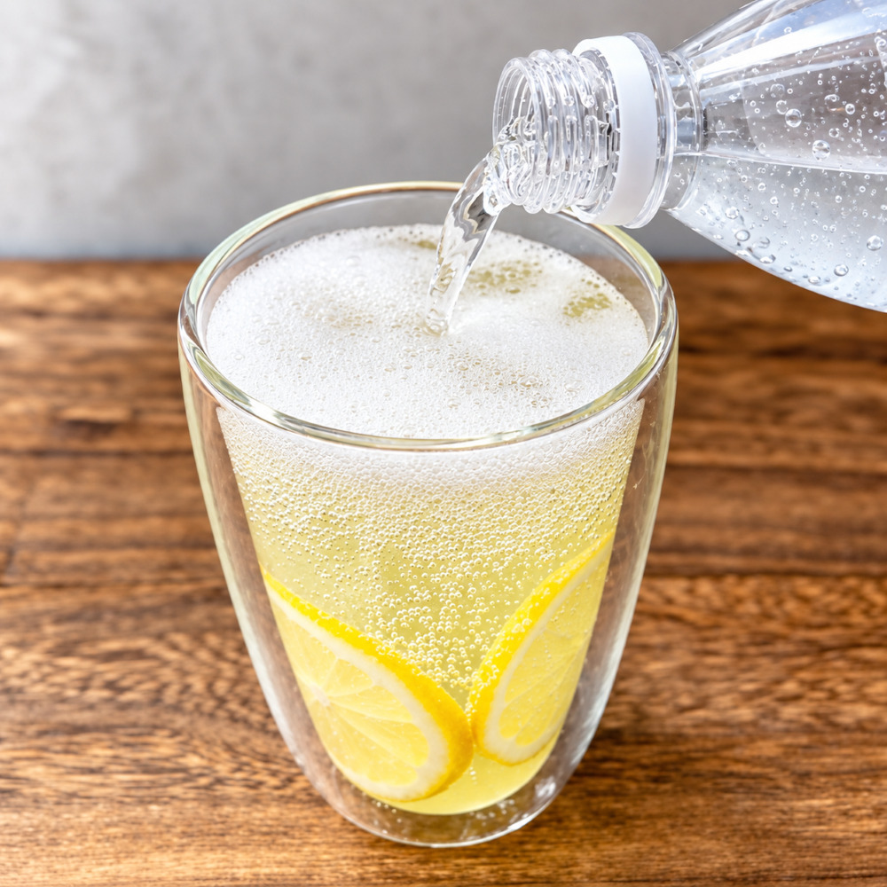 炭酸水を注ぎ、軽く混ぜたら完成です