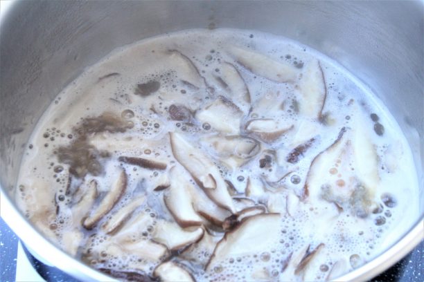 鍋に椎茸の煮汁用調味料(●)と椎茸を入れ強火にかけます。
ひと煮立ちしたらアクを丁寧にすくい取り、落し蓋をして弱火で煮ます。