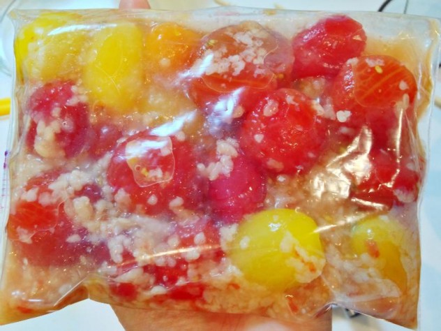 保存袋にトマトと塩こうじを入れて1時間程冷蔵庫に入れます。