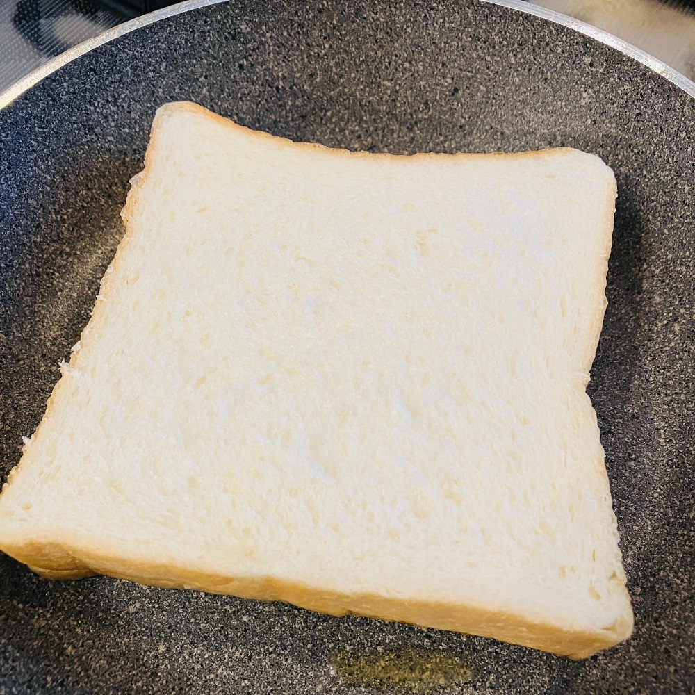 溶けたチーズの上に食パンを乗せます
