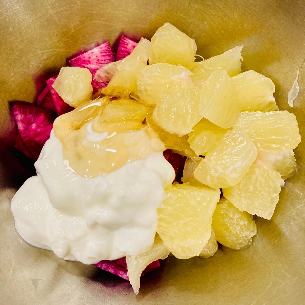 ボウルに晩白柚（ばんぺいゆ）、赤大根、ヨーグルト、はちみつを入れてよく混ぜ合わせます
