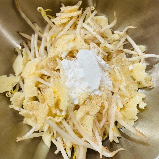 ボウルに洗ったもやし、とろけるチーズ、片栗粉、塩コショウを入れてよく混ぜます。