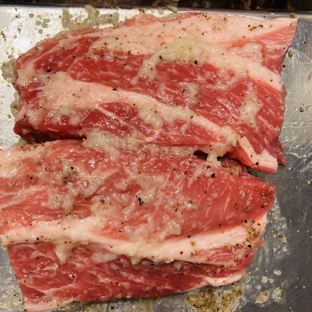 豚肩ロースのブロック肉に塩こうじとブラックペッパーをまぶして冷蔵庫で半日漬けおきます。
