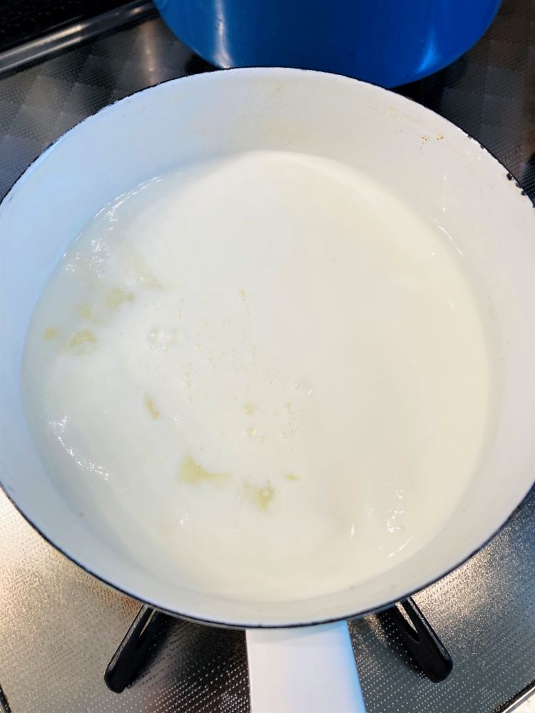 鍋にヨーグルト、牛乳、砂糖を入れます。