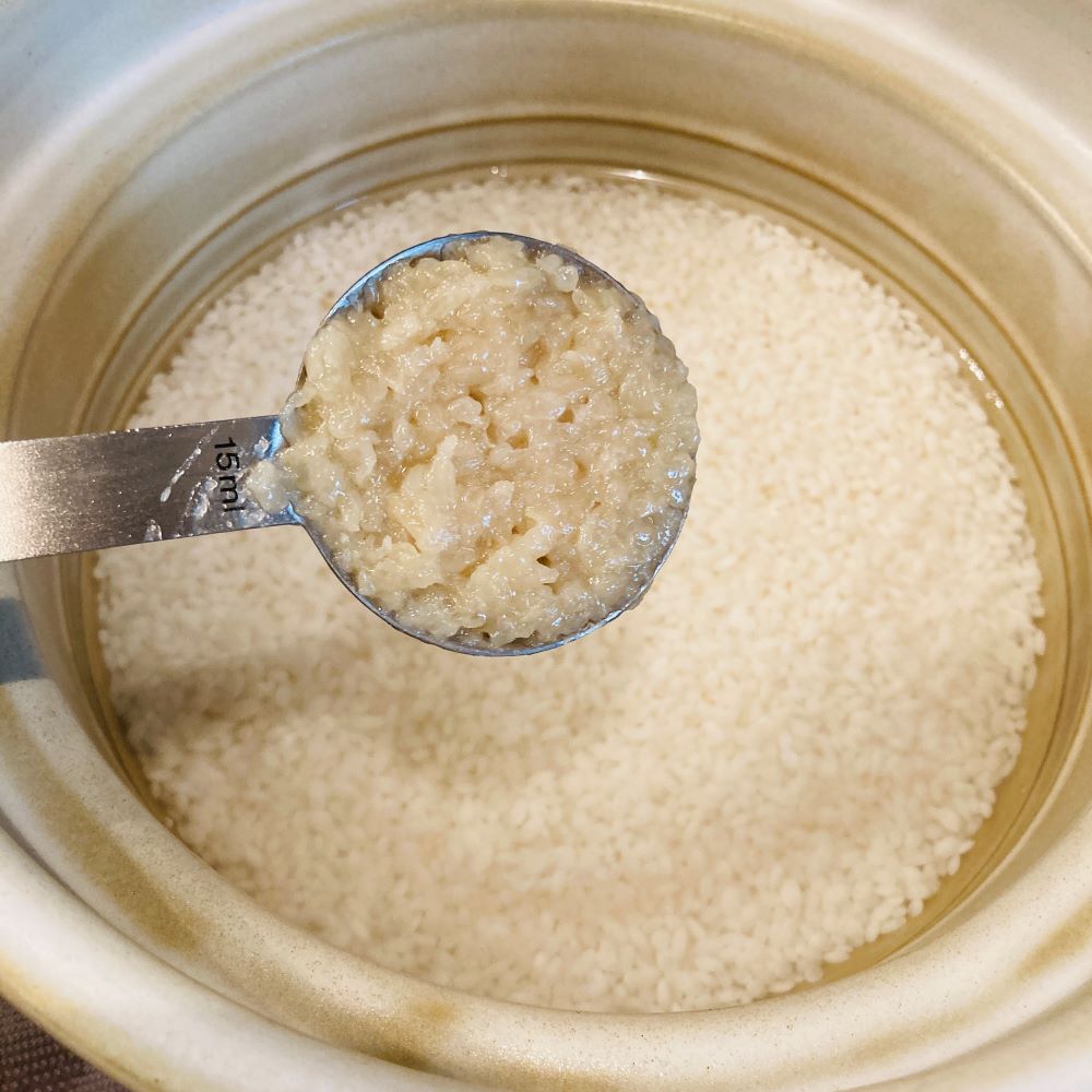 浸水したお米に、塩こうじを入れて混ぜ合わせます。

