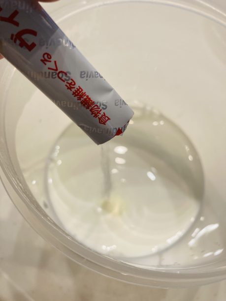 レンジ消毒したヨーグルティア内容器に、牛乳とヴィーリを入れます。